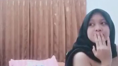 Anak_SMP_Cantik_Omek_Pake_botol_parfum.mp4